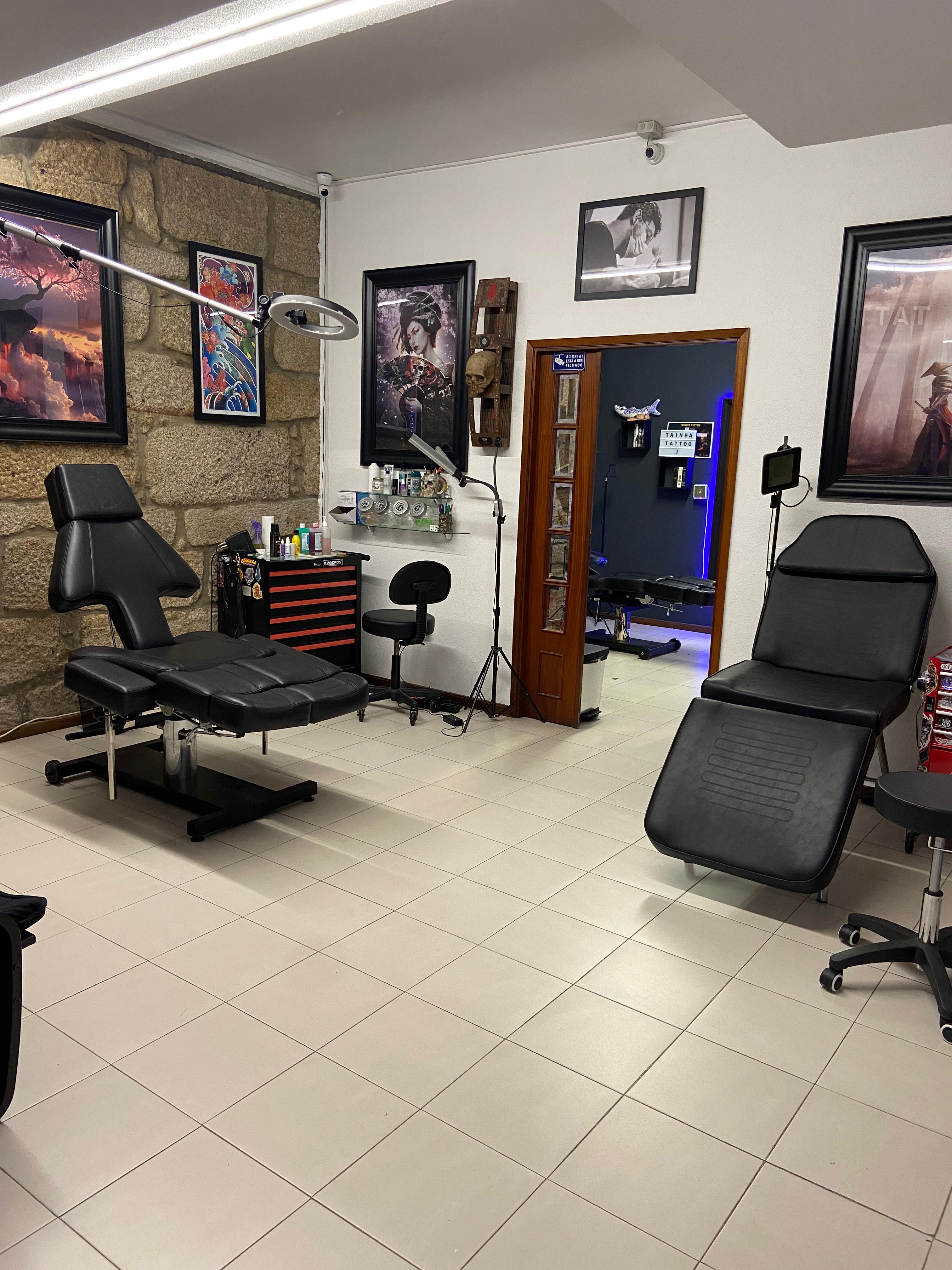 Safe and comfortable tattoo station
